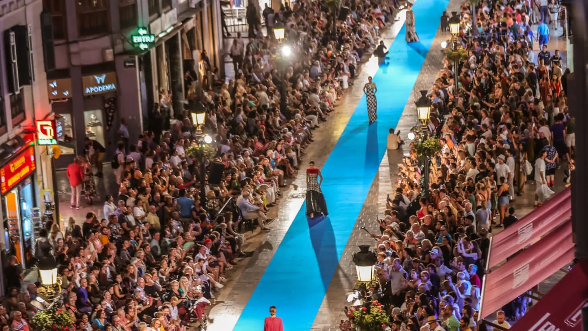 La Pasarela Larios es, con 350 metros de alfombra, la más larga de Europa
