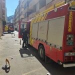 Efectivos del Consorcio Provincial de Bomberos de Castellón en el incendio de un piso en Peñíscola