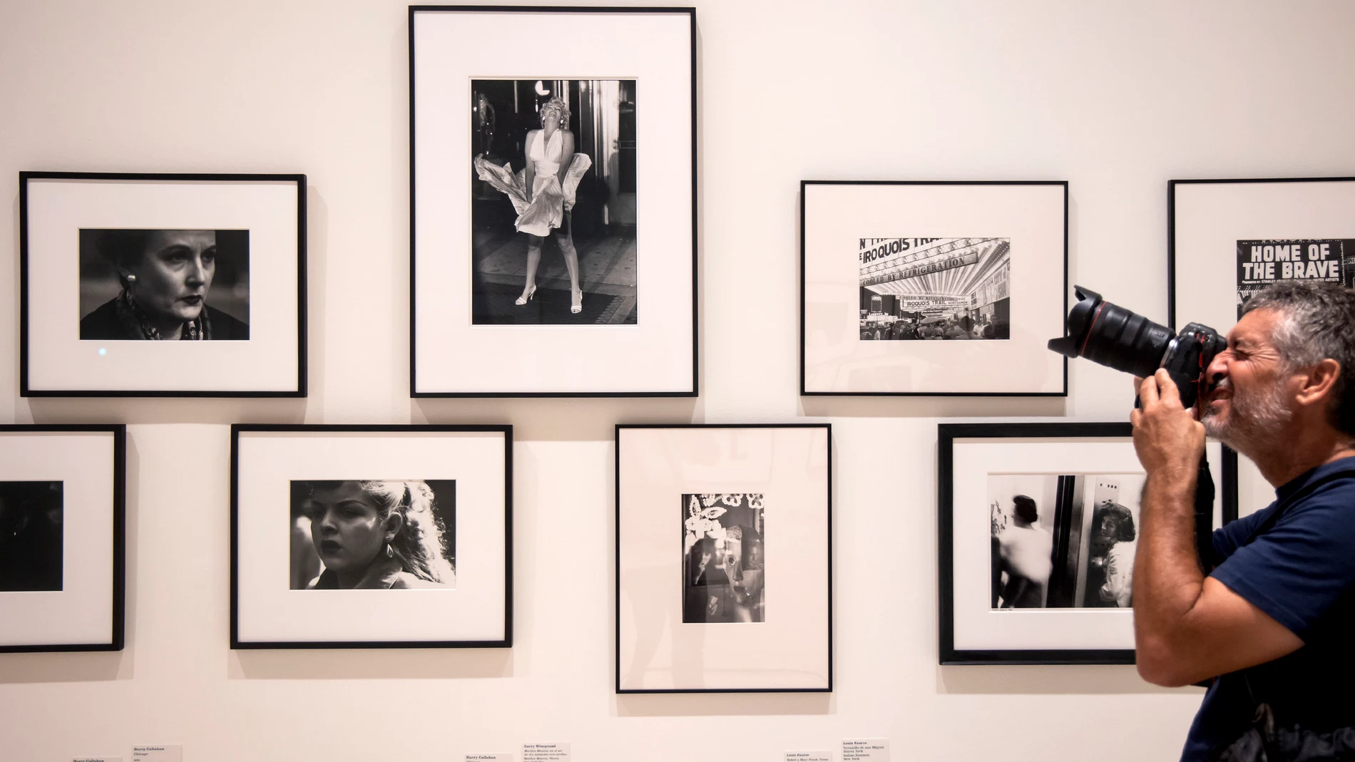 MÁLAGA, 16/07/2025.- Un fotógrafo toma imágenes de varias de las obras que conforman la exposición temporal 'American people. Fotografía documental americana (1930-1980)', compuesta por una selección de ochenta imágenes de fotografía documental desde 1930 a 1980 de once autores norteamericanos pertenecientes a la Colección José Luis Soler Vila, que se inaugura este miércoles en el Museo Carmen Thyssen Málaga. EFE/Daniel Pérez