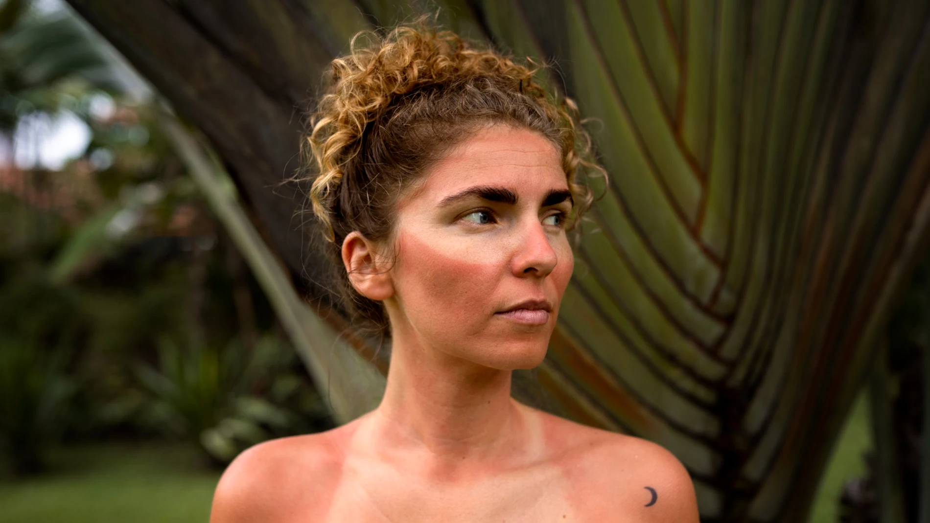 Mujer bronceada en la selva riesgos para la salud de tomar demasiada vitamina D
