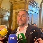 El presidente de ERC, Oriol Junqueras, en una atención a los medios desde el Parlament