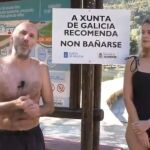 El alcalde, con la concejala, en bañador durante la grabación del vídeo. 