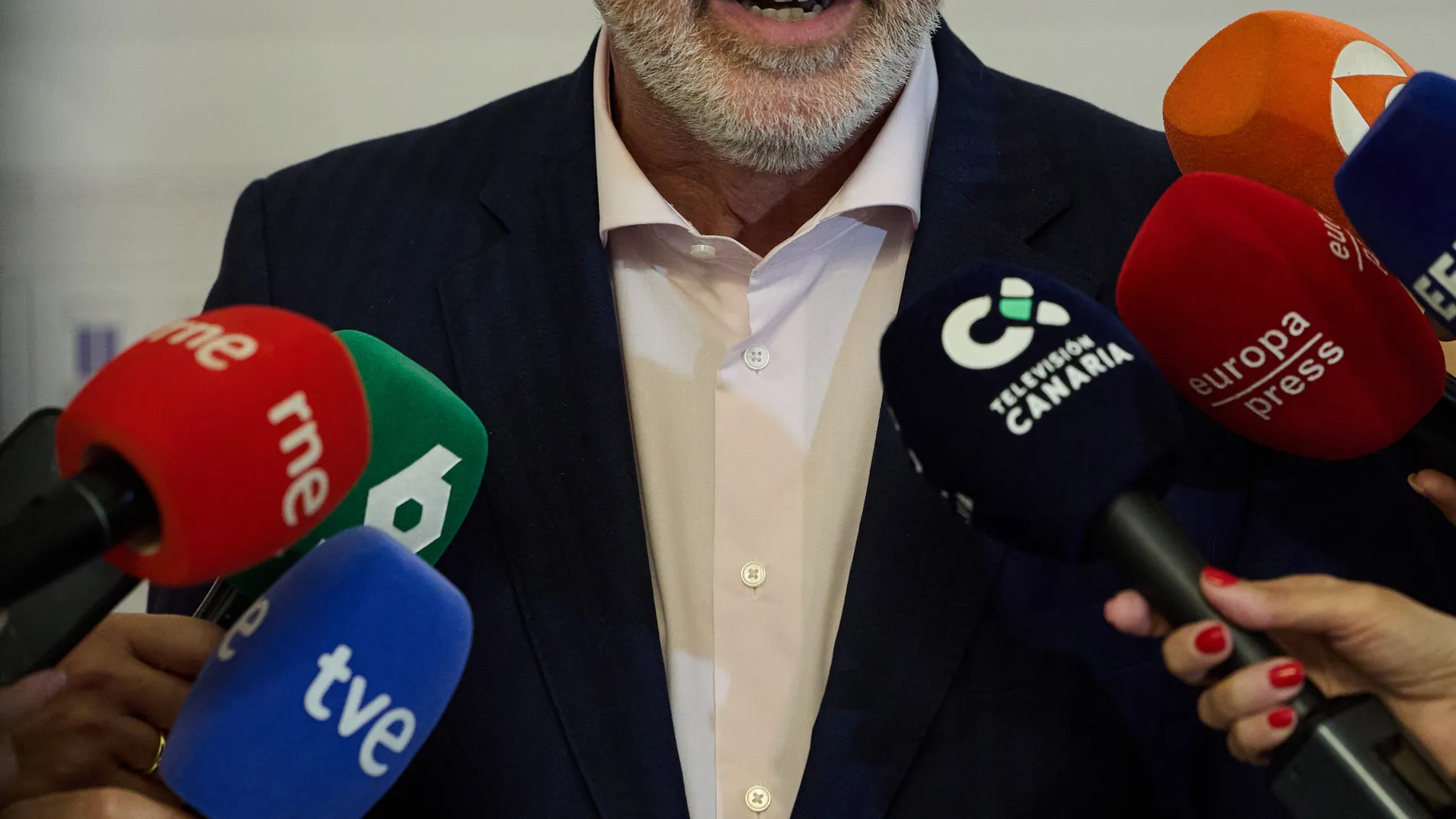 El ministro de Política Territorial y Memoria Democrática, Ángel Víctor Torres, atiende a los medios de comunicación tras una reunión en la sede del Ministerio, a 16 de julio de 2025, en Madrid (España). El encuentro tiene lugar en el contexto de la gestión y protección de menores migrantes y solicitantes de asilo en España, especialmente tras la reciente solicitud del Gobierno al Tribunal Supremo para poder trasladar a menores migrantes no acompañados desde Canarias a otras comunidades autón...