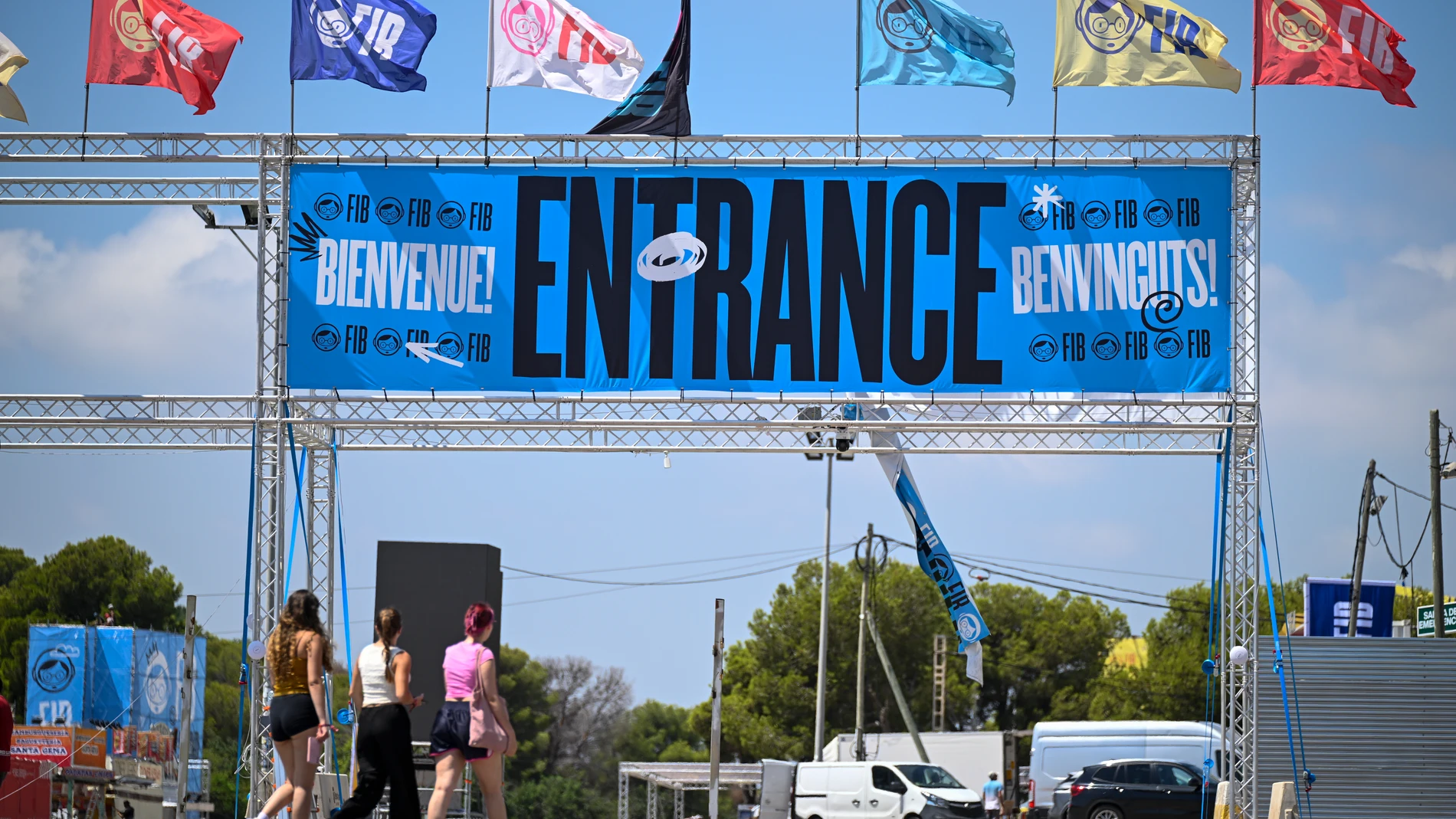 GRAFCVA8694. BENICÀSSIM (CASTELLÓN), 16/07/2025.- Vista general de uno de los accesos del recinto del Festival Internacional de Benicàssim (FIB) que abre este jueves una edición cargada de controversia tras la renuncia de siete nombres del cartel, que se han retirado en protesta por la vinculación del festival con el fondo de inversión proisraelí KKR. EFE/Andreu Esteban