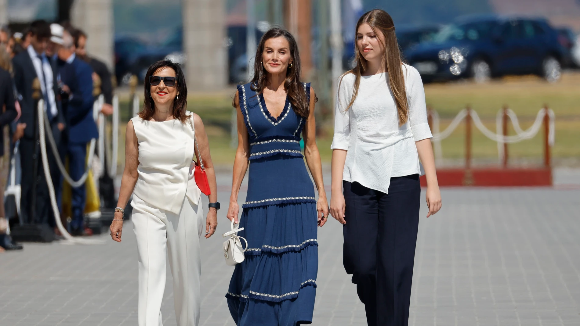 MARÍN (PONTEVEDRA), 16/07/2025.- La reina Letizia, la infanta Sofía (d) y la ministra de Defensa, Margarita Robles (i), asisten a la entrega de reales despachos a los nuevos oficiales en la Academia Naval de Marín, un acto en el que la princesa Leonor recibirá la Gran Cruz al Mérito Naval, este miércoles. EFE/ Lavandeira Jr