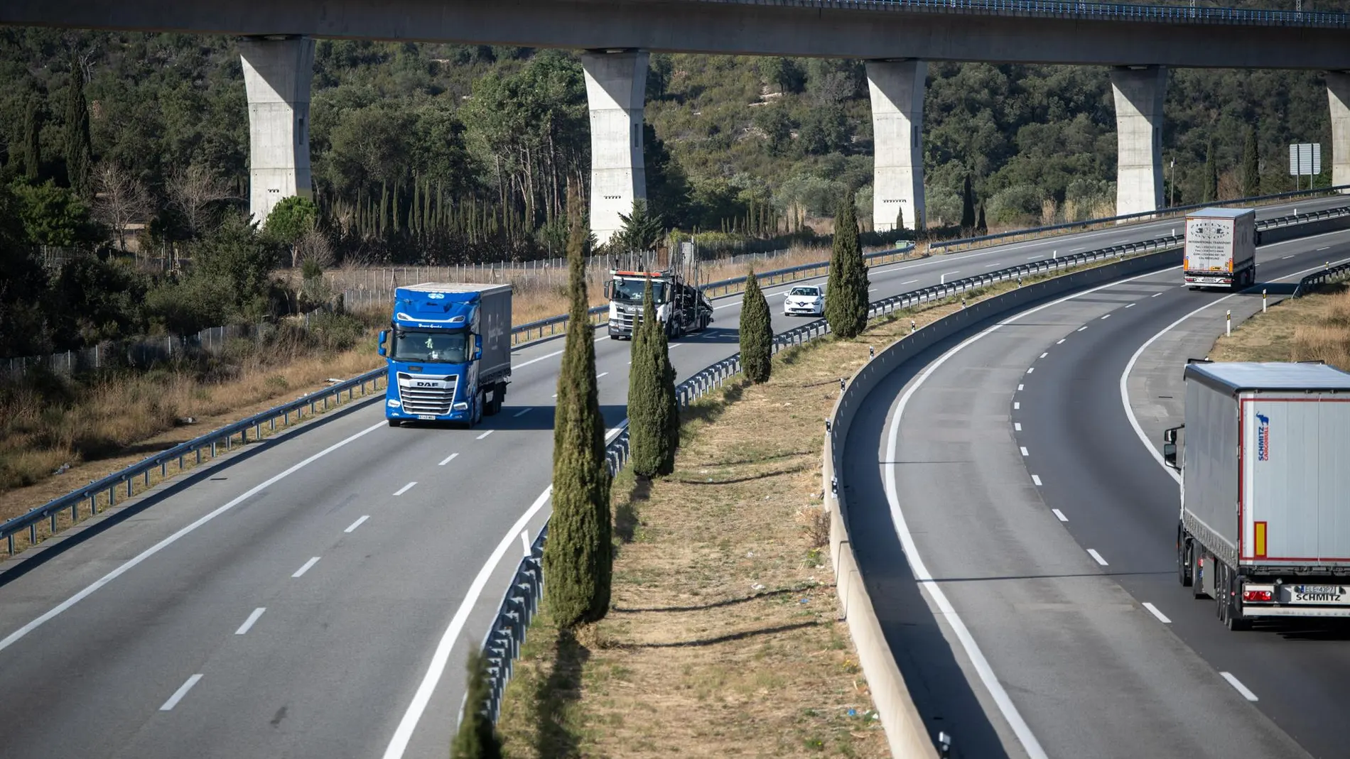 Varios camiones circulan en la AP-7 en La Jonquera, Girona, Cataluña