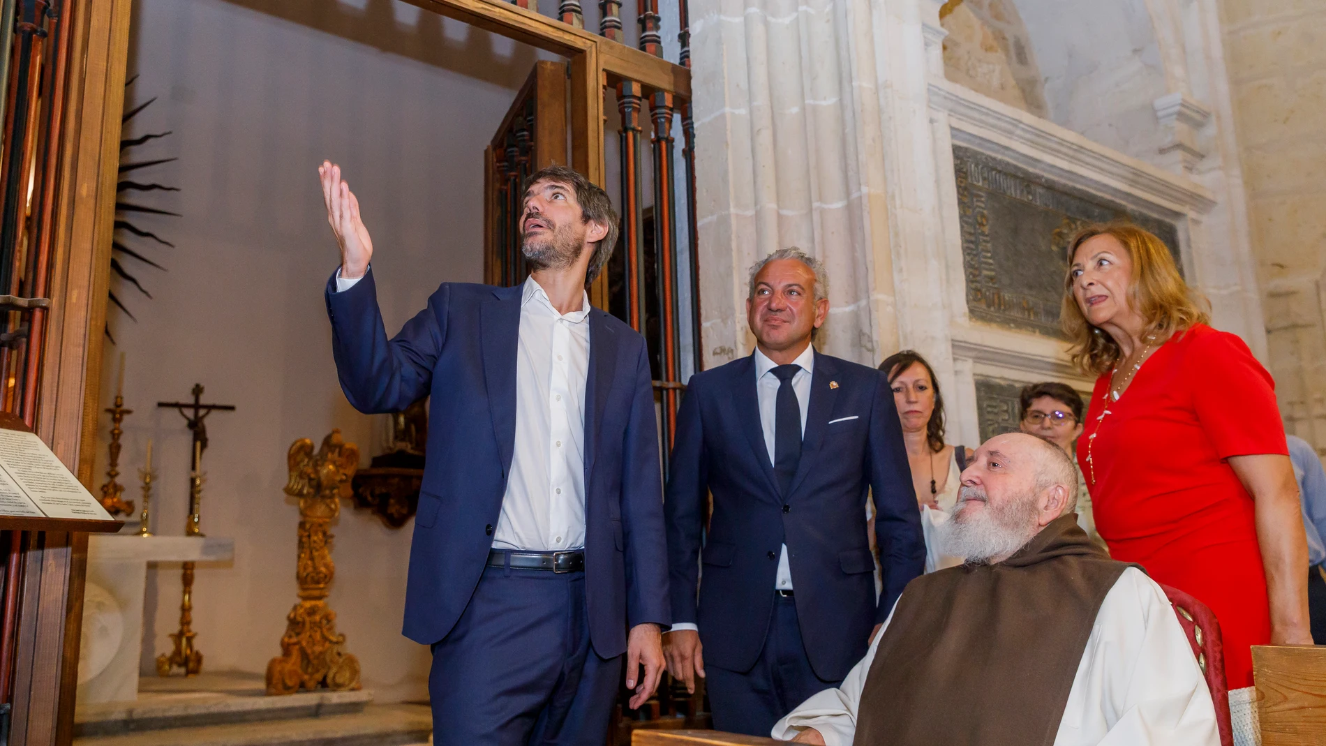 El ministro de Cultura, Ernest Urtasun, visita el Monasterio del Parral, junto al delegado del gobierno en CyL, Nicanor Sen; la subdelegada del gobierno en Segovia, Marian Rueda; el Prior del Monasterio de El Parral, Fray Andrés García; la directora general de Bellas Artes, Angeles Albert; y algunos restauradores