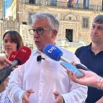 Ángel Ceña atiende a los medios de comunicación