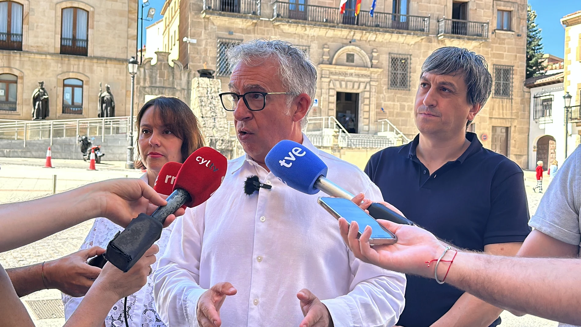 Ángel Ceña atiende a los medios de comunicación