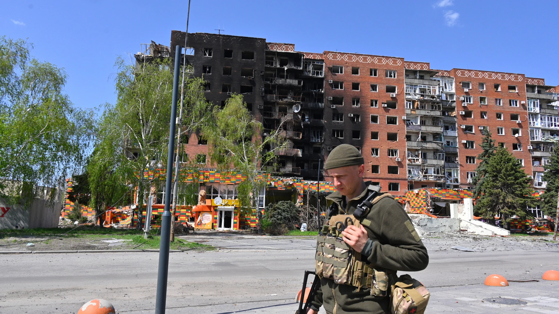 Un soldado ucraniano camina junto a edificios dañados en el centro de Pokrovsk, escenario de las batallas más duras contra las tropas rusas en la región ucraniana de Donetsk