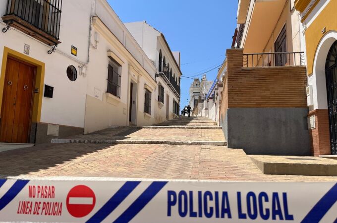 Calle precintada por la Policía Local de Alcalá por el siniestro de la Casa Ibarra