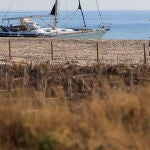 Un velero lleva encallado desde el sábado en la playa de El Saler, en València