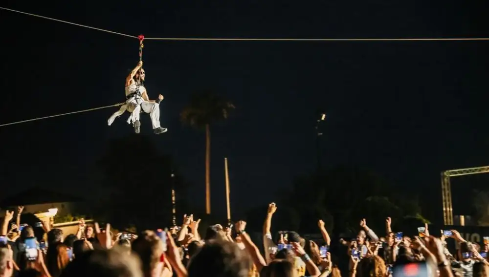 El líder de Thirty Seconds to Mars sorprendió al público descendiendo desde el Castillo Sohail