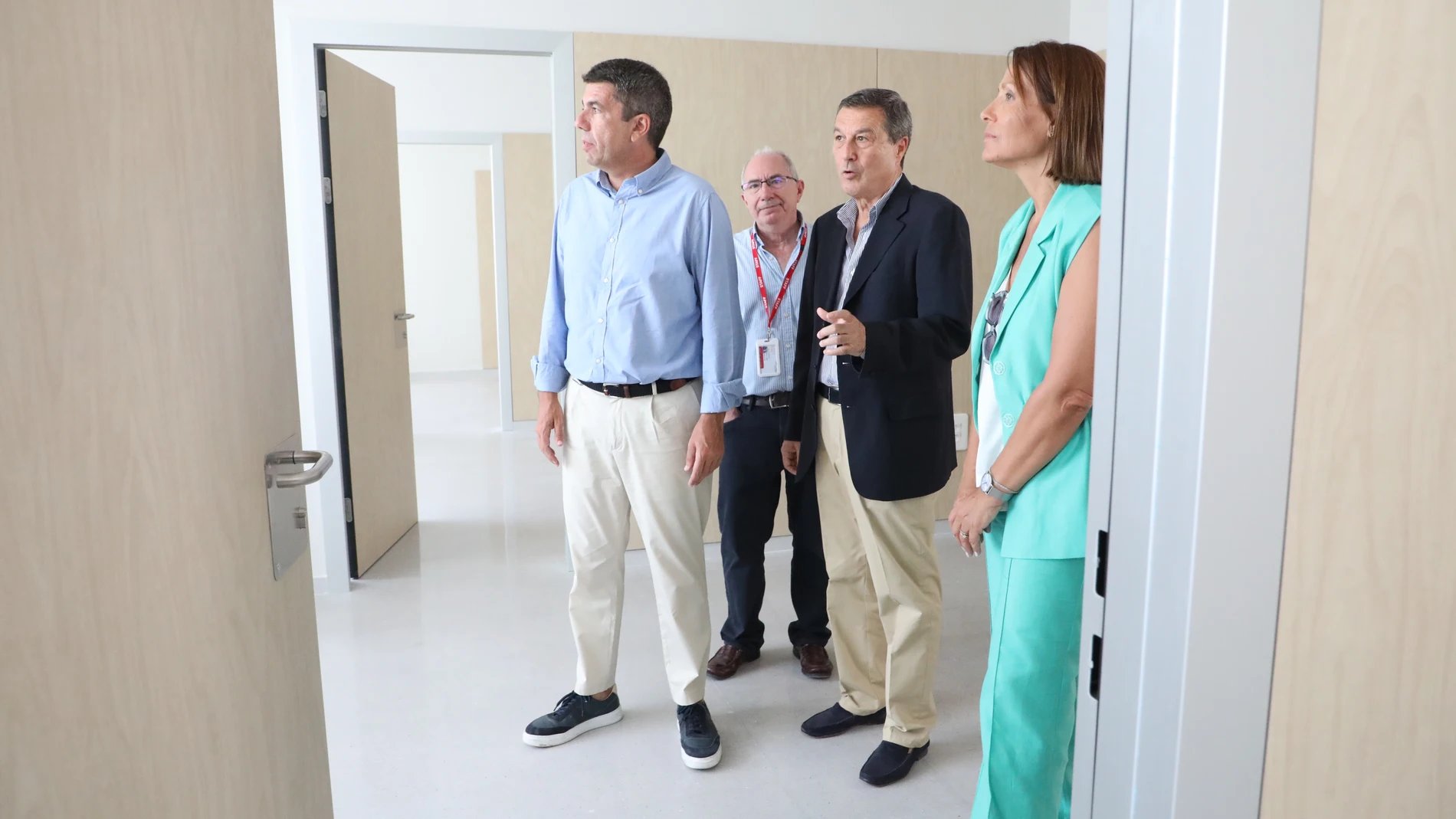 Mazón, en su visita al centro de salud Sant Francesc de Oliva