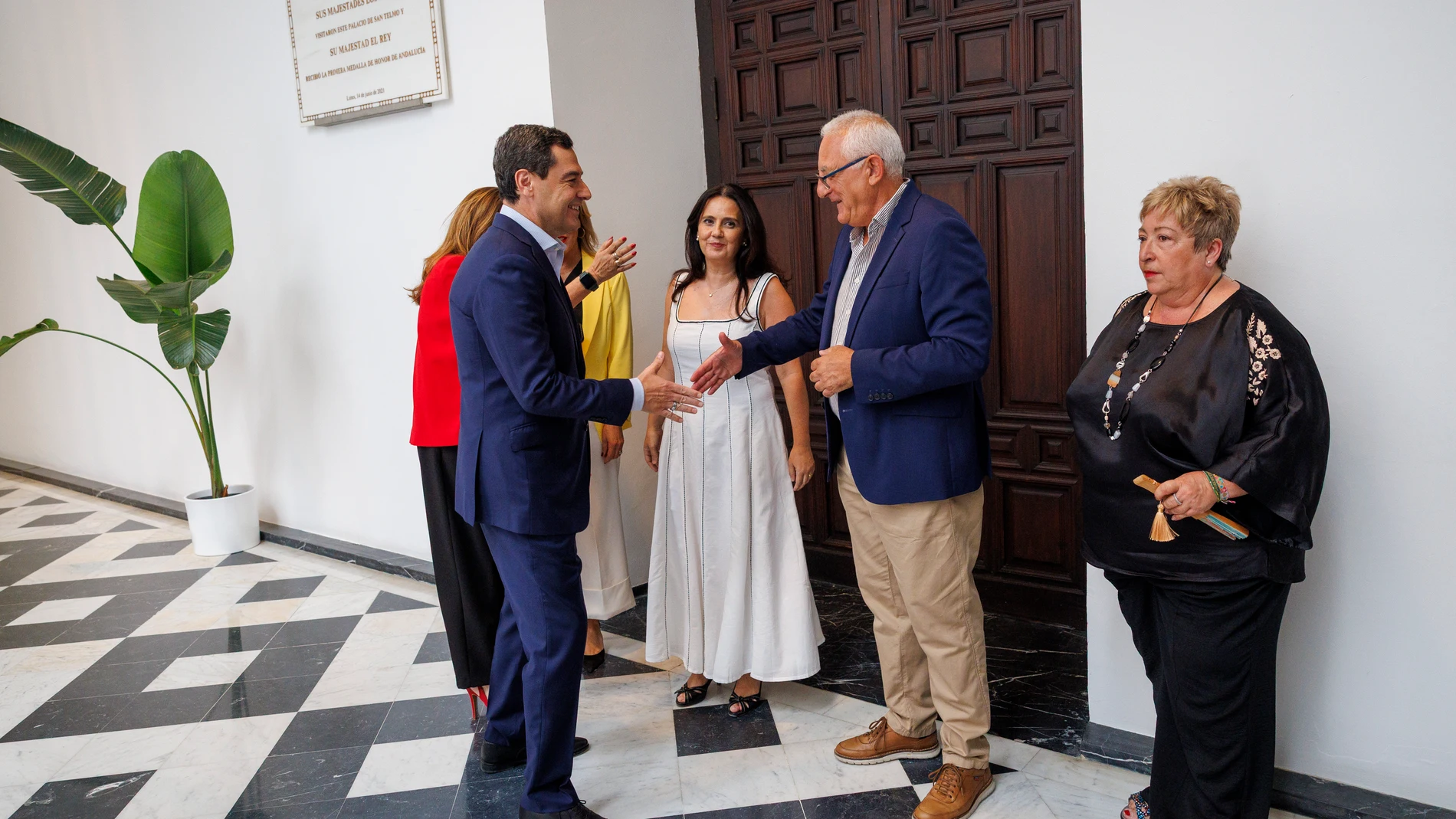 GRAFAND181. SEVILLA, 16/07/2025.- El presidente andaluz, Juanma Moreno, saluda a los representantes sindicales con los que ha firmado hoy miércoles en el Palacio de San Telmo en Sevilla del acuerdo sobre mejora del sistema educativo y de las condiciones laborales del personal funcionario docente no universitario de Andalucía. EFE/ Julio Muñoz