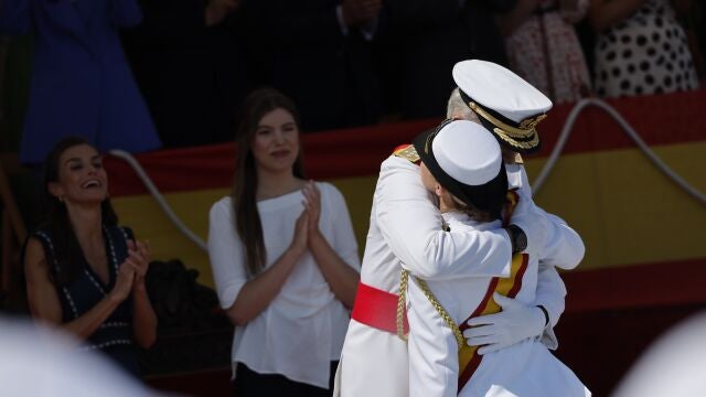 La princesa Leonor recibe la Gran Cruz al Mérito Naval de manos de su padre, el rey Felipe VI, durante la entrega de reales despachos a los nuevos oficiales en la Academia Naval de Marín, un acto al que asisten la reina Letizia y la infanta Sofía (i-atrás), este miércoles. 