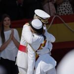 La princesa Leonor recibe la Gran Cruz al Mérito Naval de manos de su padre, el rey Felipe VI, durante la entrega de reales despachos a los nuevos oficiales en la Academia Naval de Marín, un acto al que asisten la reina Letizia y la infanta Sofía (i-atrás), este miércoles. 