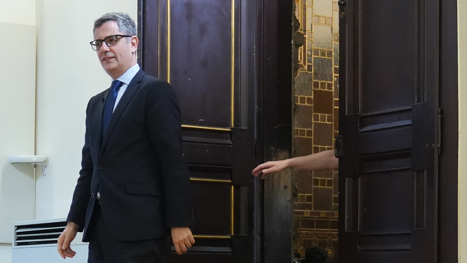 El ministro de la Presidencia, Relaciones con las Cortes y Justicia, Félix Bolaños, llega a realizar una declaración sobre la respuesta del Tribunal Supremo al juez Peinado, en la Delegación del Gobierno, a 16 de julio de 2025, en Barcelona, Cataluña (España). Bolaños ha viajado a Barcelona para hacer una declaración en el contexto después de que el Tribunal Supremo, tras la petición del juez Juan Carlos Peinado quiera investigarle en el marco del llamado "caso Begoña Gómez", relacionado con ...
