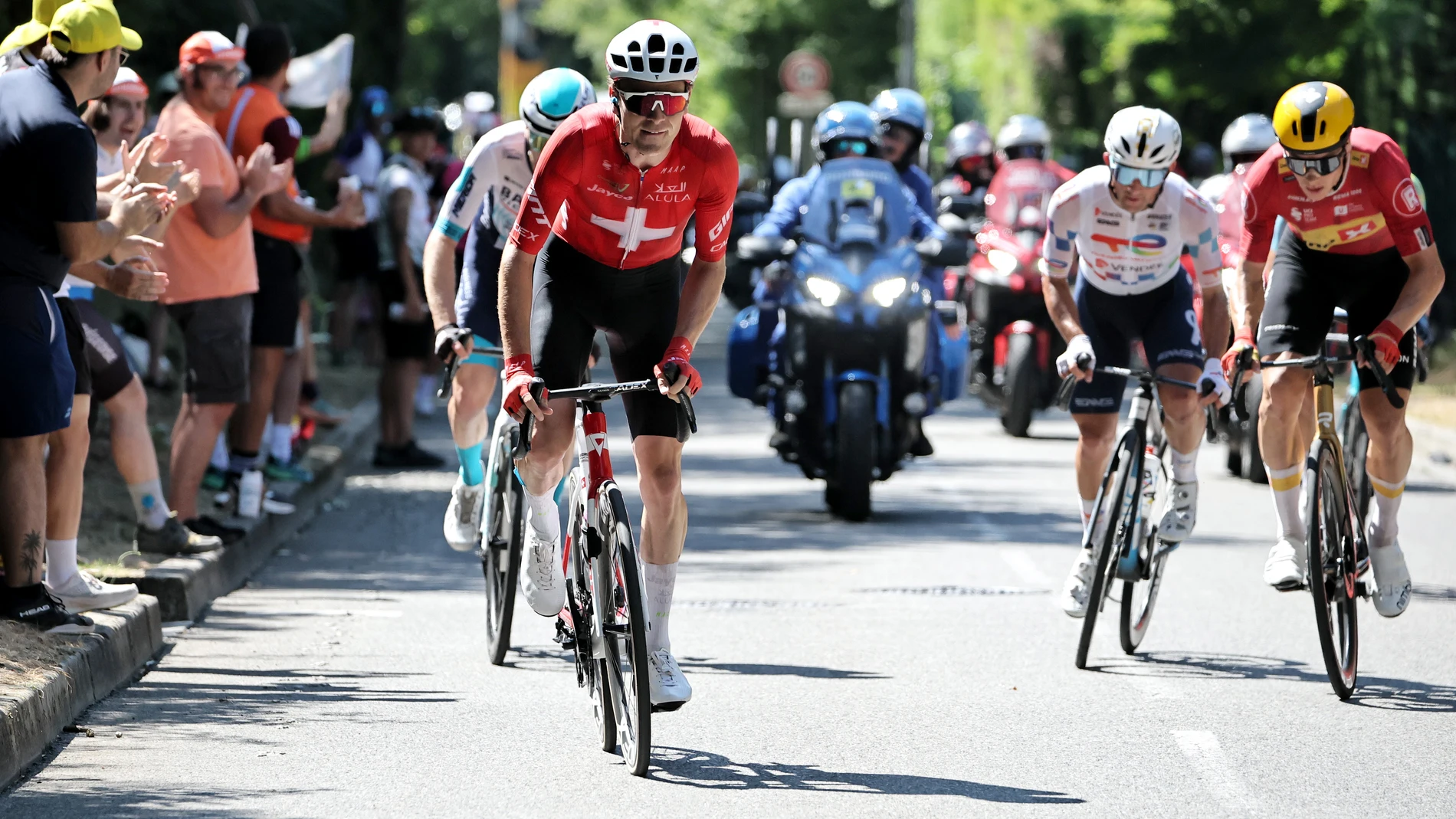 Toulouse (France), 16/07/2025.- Swiss rider Mauro Schmid (L) of Team Jayco AlUla and Norwegian rider Jonas Abrahamsen (R) of Uno-X Mobility team in action during the 11th stage of the Tour de France cycling race over 156.8km around Toulouse, France, 16 July 2025. (Ciclismo, Francia) EFE/EPA/CHRISTOPHE PETIT TESSON