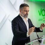 Abascal replica a Feijóo que los inmigrantes legales que delincan "también se van": "No os queréis enterar"