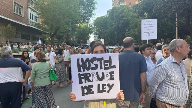 Protestas de los vecinos por el hostal del Parque de las Avenidas de Madrid, en el barrio de La Guindalera, contra su apertura en el número 9 de la calle Baviera que auguran se convertirá en un centro de acogida de inmigrantes. 