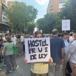 Protestas de los vecinos por el hostal del Parque de las Avenidas de Madrid, en el barrio de La Guindalera, contra su apertura en el número 9 de la calle Baviera que auguran se convertirá en un centro de acogida de inmigrantes. 