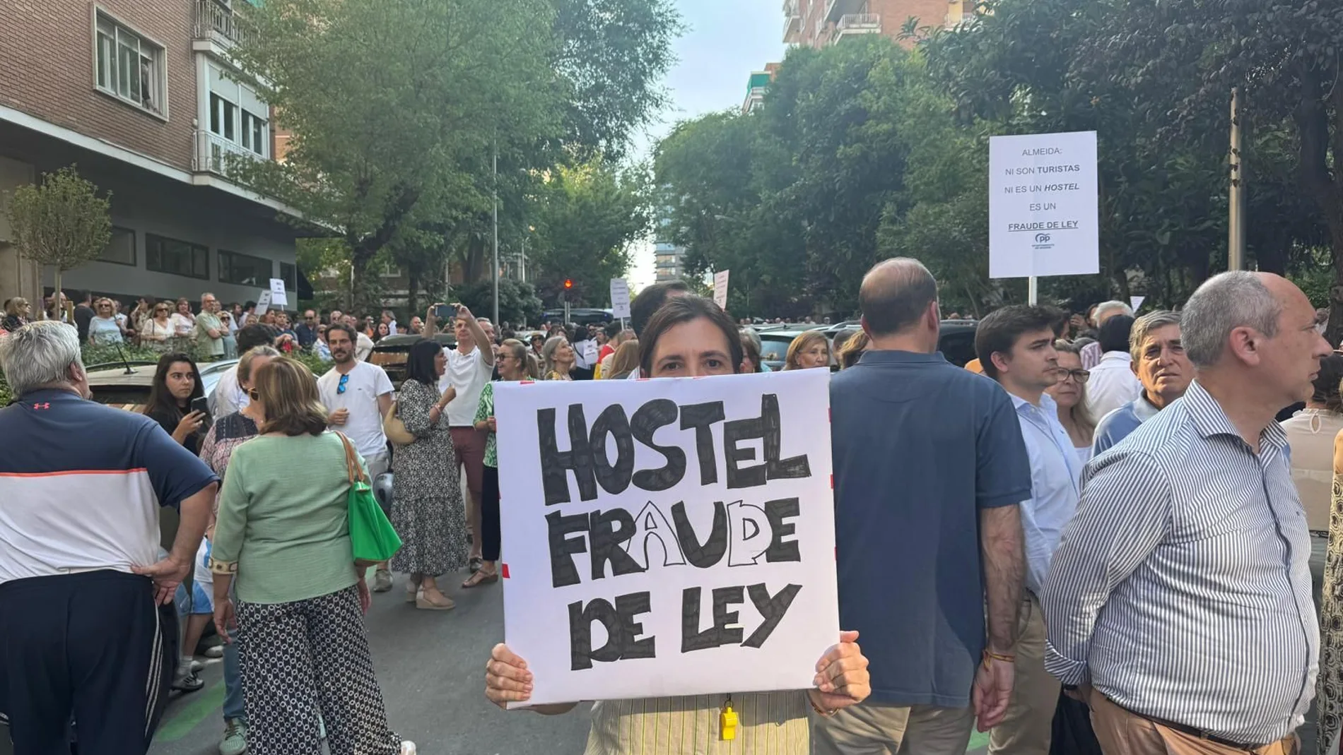 Protestas de los vecinos por el hostal del Parque de las Avenidas de Madrid, en el barrio de La Guindalera, contra su apertura en el número 9 de la calle Baviera que auguran se convertirá en un centro de acogida de inmigrantes.