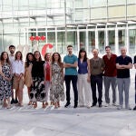 De izquierda a derecha, los investigadores Iván Fernández-López, Diego Mañanes, Ana Redondo-Urzainqui, Miguel Galán, Sarai Martínez-Cano, Marcos Femenía-Muiña, Vanessa Núñez, Eleftheria Papaioannou, Alessia Ferrarini, Coral Barbas, Annalaura Mastrangelo, Iñaki Robles-Vera, Vanesa Alonso-Herranz, Jesús Vázquez, David Sancho, Juan Antonio López y Rafael Barrero-Rodríguez