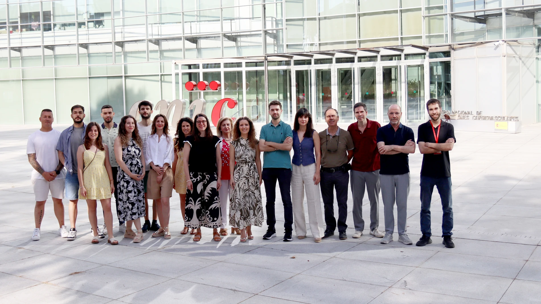 De izquierda a derecha, los investigadores Iván Fernández-López, Diego Mañanes, Ana Redondo-Urzainqui, Miguel Galán, Sarai Martínez-Cano, Marcos Femenía-Muiña, Vanessa Núñez, Eleftheria Papaioannou, Alessia Ferrarini, Coral Barbas, Annalaura Mastrangelo, Iñaki Robles-Vera, Vanesa Alonso-Herranz, Jesús Vázquez, David Sancho, Juan Antonio López y Rafael Barrero-Rodríguez