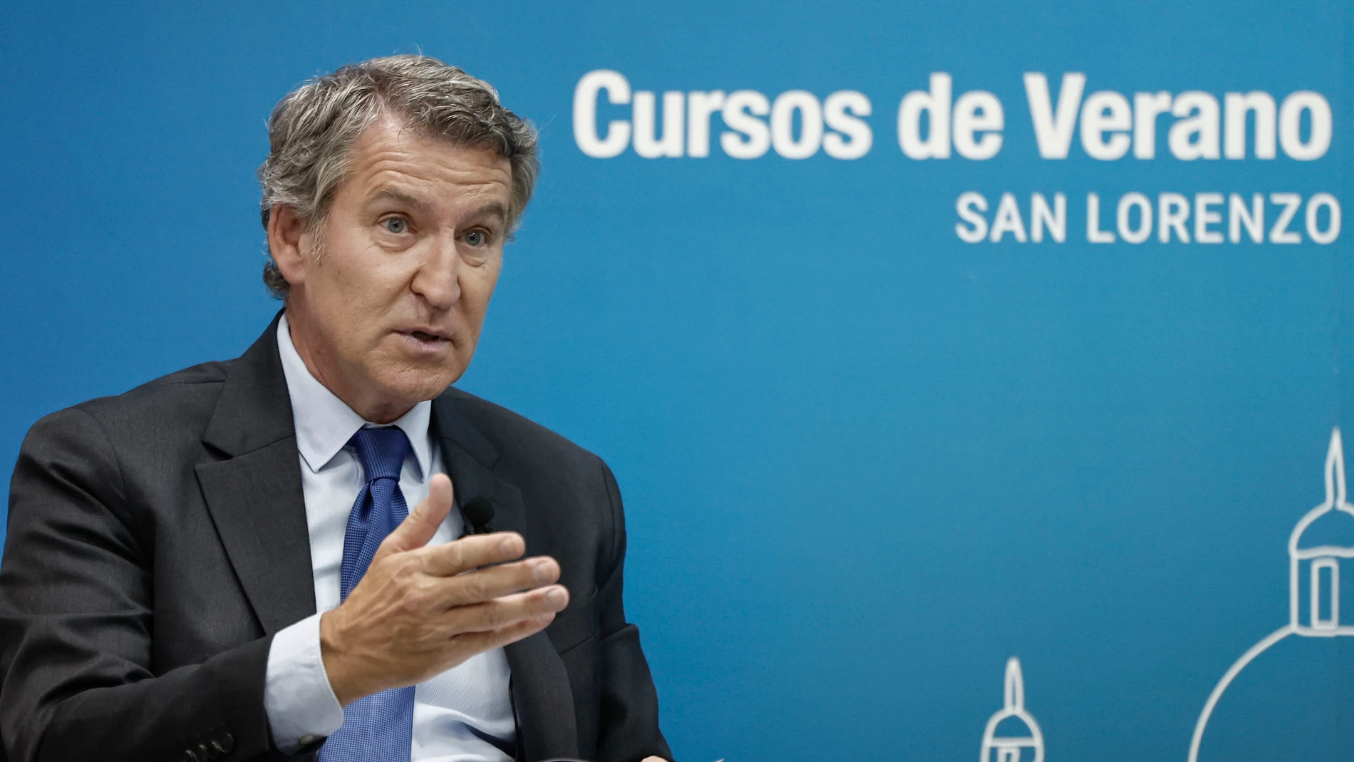 SAN LORENZO DE ESCORIAL (C. DE MADRID), 16/07/2025.- El presidente del PP, Alberto Núñez Feijóo, analiza la actualidad en un evento organizado durante los cursos de verano del CEU, este miércoles. EFE/Sergio Pérez