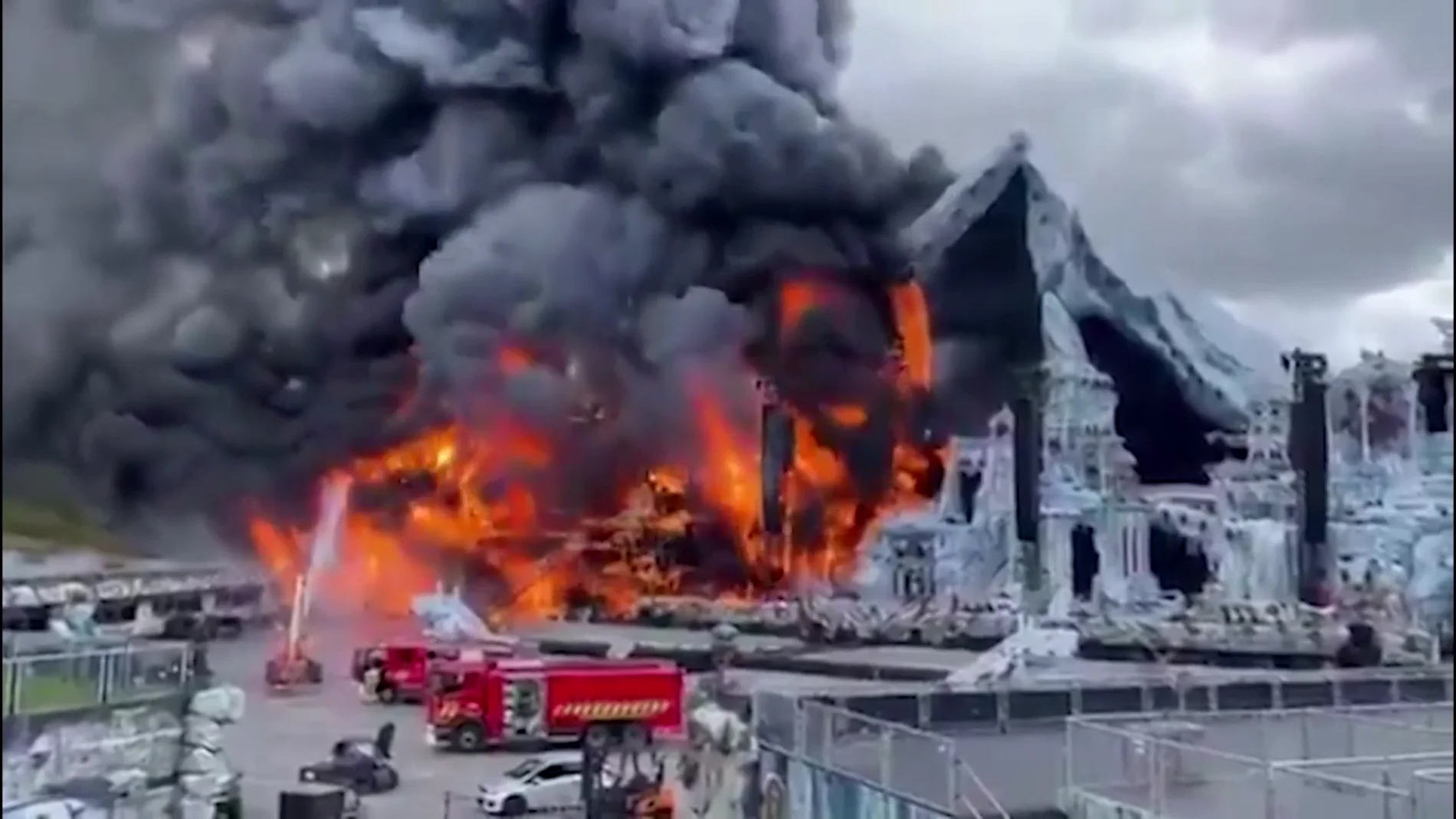 Rastreo de Redes: Tomorrowland sufre un incendio en su escenario principal a dos días de su inauguración