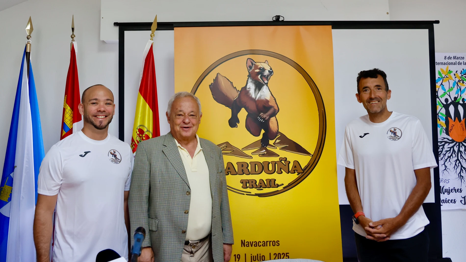 El consejero de Cultura, Turismo y Deporte, Gonzalo Santonja, presenta la carrera Garduña Trail. En la imagen, junto al director deportivo de la carrera, Miguel Heras y el alcalde de la localidad, Miguel Flores