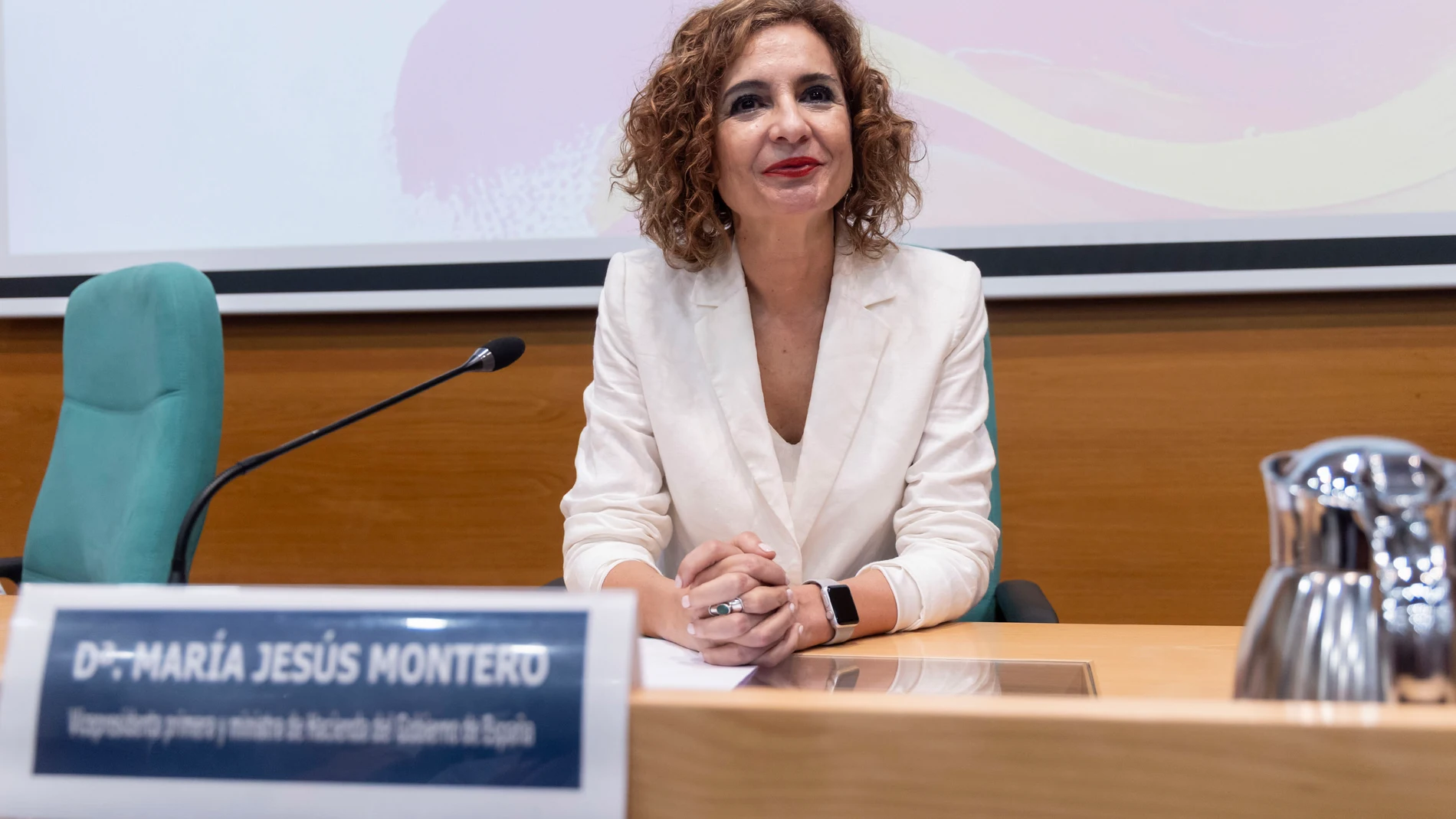 MÁLAGA, 17/07/2025.- La vicepresidenta primera del Gobierno y ministra de Hacienda, María Jesús Montero, imparte la conferencia "Políticas económicas que transforman. Hechos frente a dogmas", durante los cursos de verano de la Universidad de Málaga (UMA). EFE/Daniel Pérez