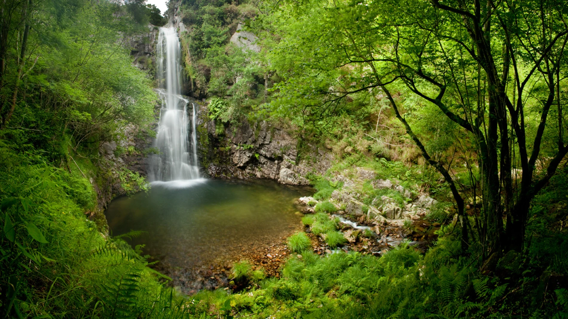 Esta es la preciosa cascada de leyenda que no te puedes perder en Asturias: es mágica