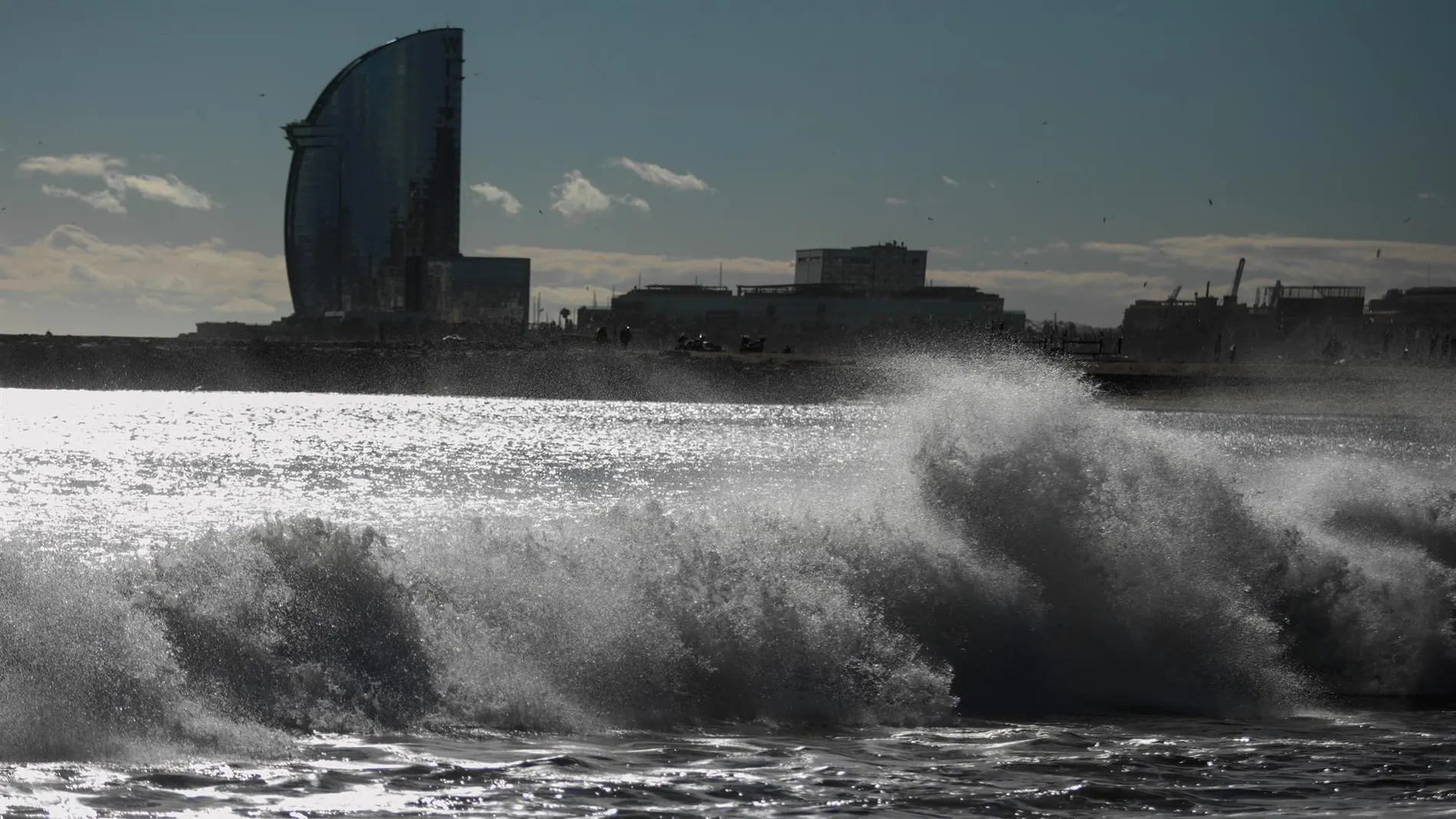 Sucesos.- Un joven de 23 años muere ahogado en la playa barcelonesa de la Barceloneta