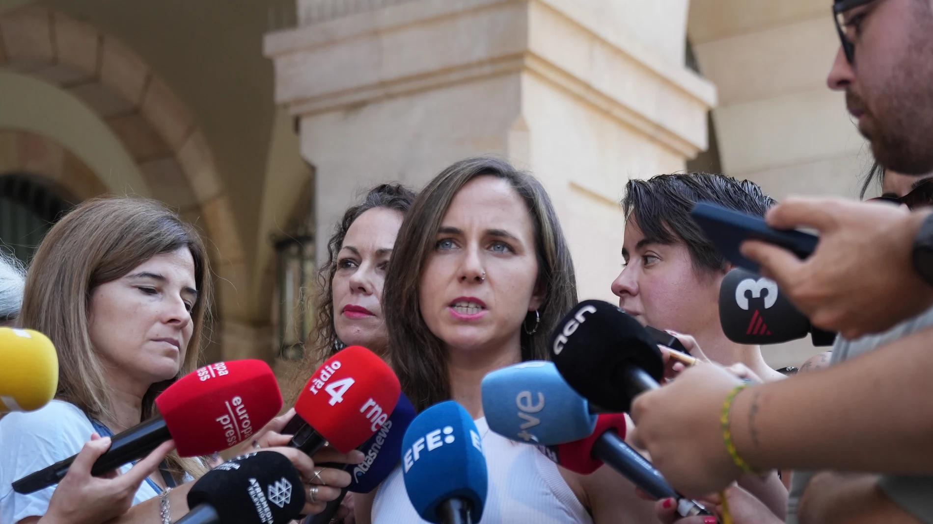 La secretaria general de Podemos, Ione Belarra, atiende a los medios de comunicación ante el Parlament de Catalunya, a 17 de julio de 2025, en Barcelona, Catalunya (España). Belarra ha comentado temas de actualidad política como lo ocurrido en el municipio murciano de Torre-Pacheco, y la ampliación del aeropuerto de El Prat, entre otras cuestiones. Posteriormente, se ha reunido con representantes de la plataforma contra la ampliación del aeropuerto de El Prat, ZeroPort.17 JULIO 2025;PODEM;P...