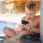 Es fundamental limitar el tiempo de pantalla y fomentar actividades al aire libre y el juego activo