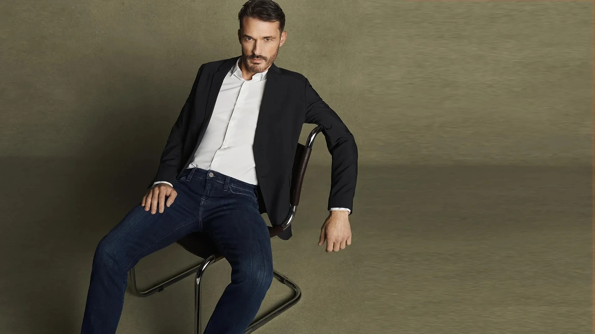 Hombre con vaqueros Levi's