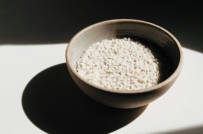 ¿Lavar el arroz cambia algo? ¿Qué ha descubierto la ciencia sobre este hábito en la cocina? 