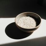 ¿Lavar el arroz cambia algo? ¿Qué ha descubierto la ciencia sobre este hábito en la cocina? 