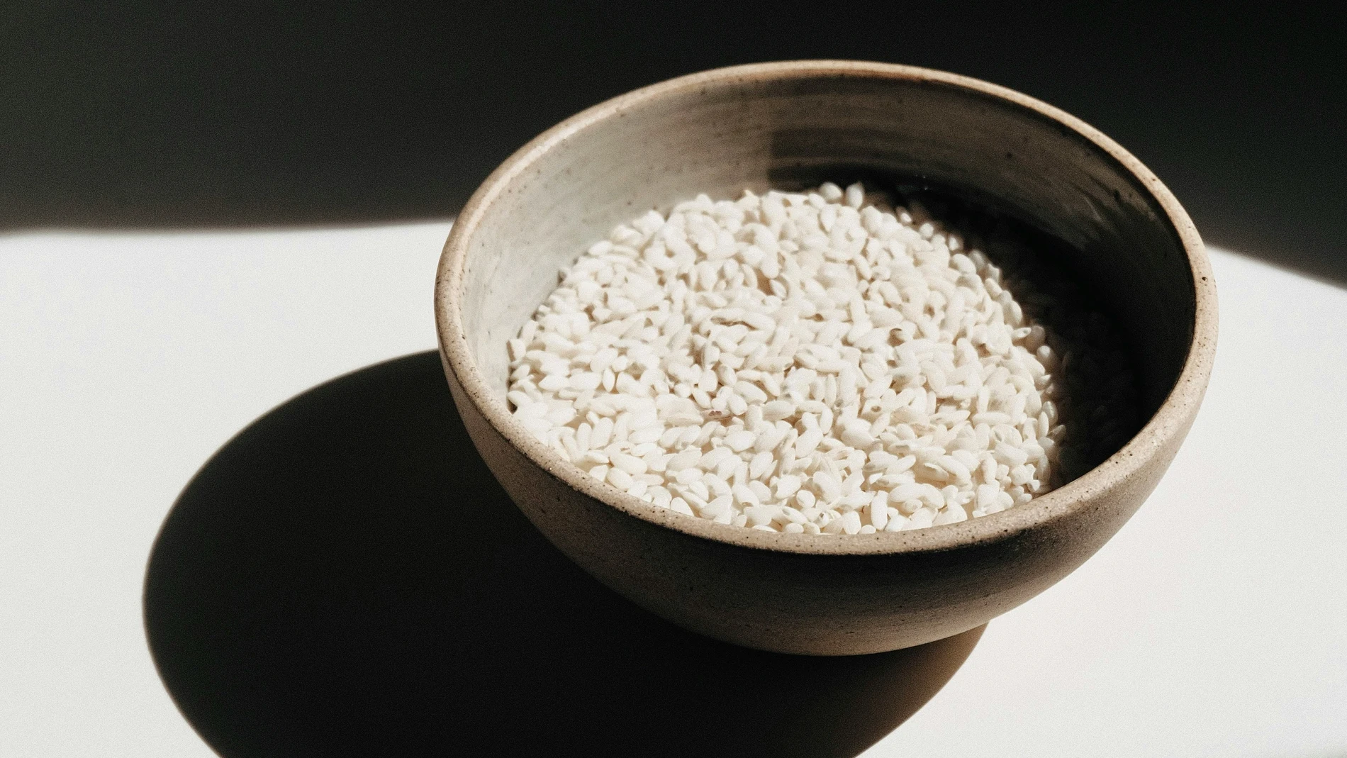 ¿Lavar el arroz cambia algo? ¿Qué ha descubierto la ciencia sobre este hábito en la cocina?