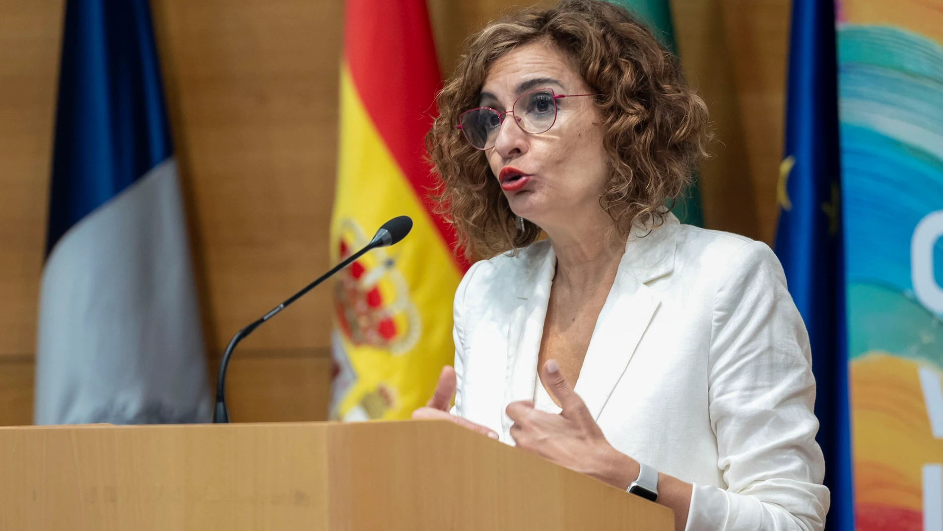 MÁLAGA, 17/07/2025.- La vicepresidenta primera del Gobierno y ministra de Hacienda, María Jesús Montero, imparte la conferencia "Políticas económicas que transforman. Hechos frente a dogmas", durante los cursos de verano de la Universidad de Málaga (UMA). EFE/Daniel Pérez