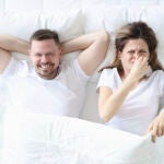 ¿Tirarse gases delante de tu pareja es buena señal? Esto dice la psicología