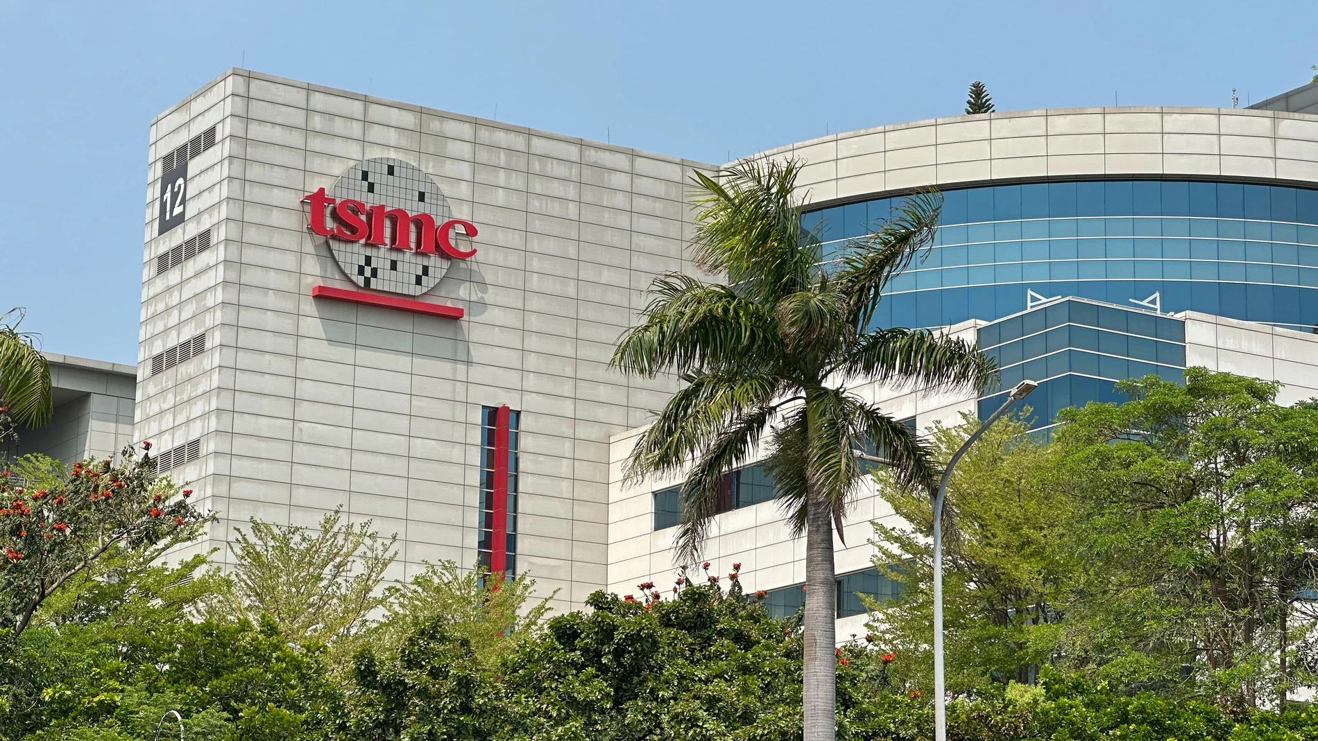 TAINAN (TAIWÁN), 17/07/2025.- Vista de una de las varias fábricas de Taiwan Semiconductor Manufacturing Company (TSMC), el mayor fabricante de chips del mundo, en el Parque Científico del Sur, en Tainan (Taiwán) este jueves. La taiwanesa TSMC obtuvo un beneficio de 398.270 millones de dólares taiwaneses (13.521 millones de dólares, 11.629 millones de euros) en el segundo trimestre de este ejercicio, un 60,7 % más que en el mismo período del año pasado, informó este jueves la compañía. EFE/ Ja...