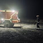 Los bomberos descubren el cuerpo carbonizado de un hombre en un coche al sofocar un incendio de pastos en Morata de Tajuña