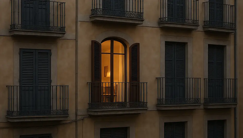 Casa con la luz encendida para evitar la entrada de okupas