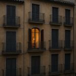 Casa con la luz encendida para evitar la entrada de okupas