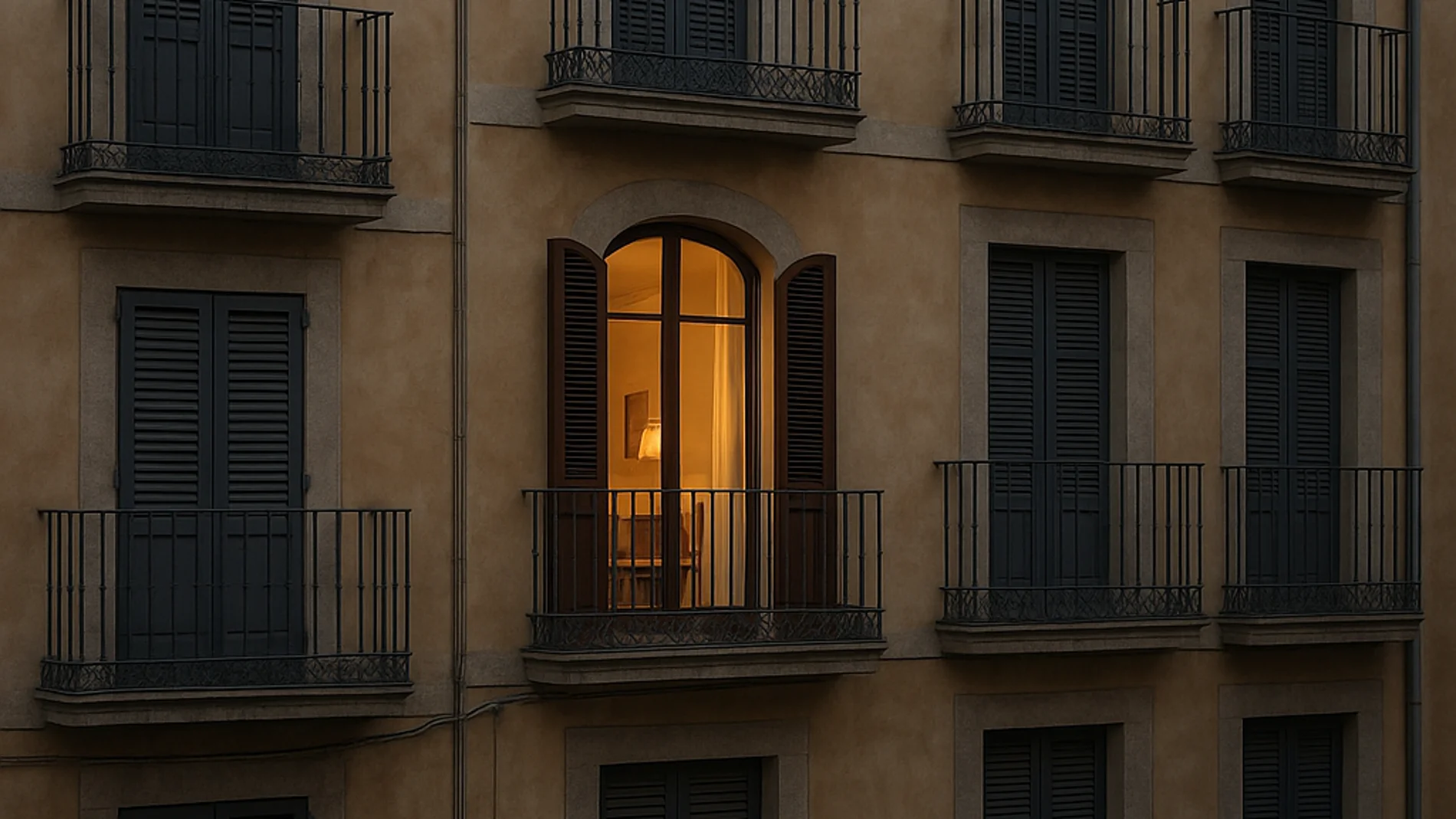 Casa con la luz encendida para evitar la entrada de okupas