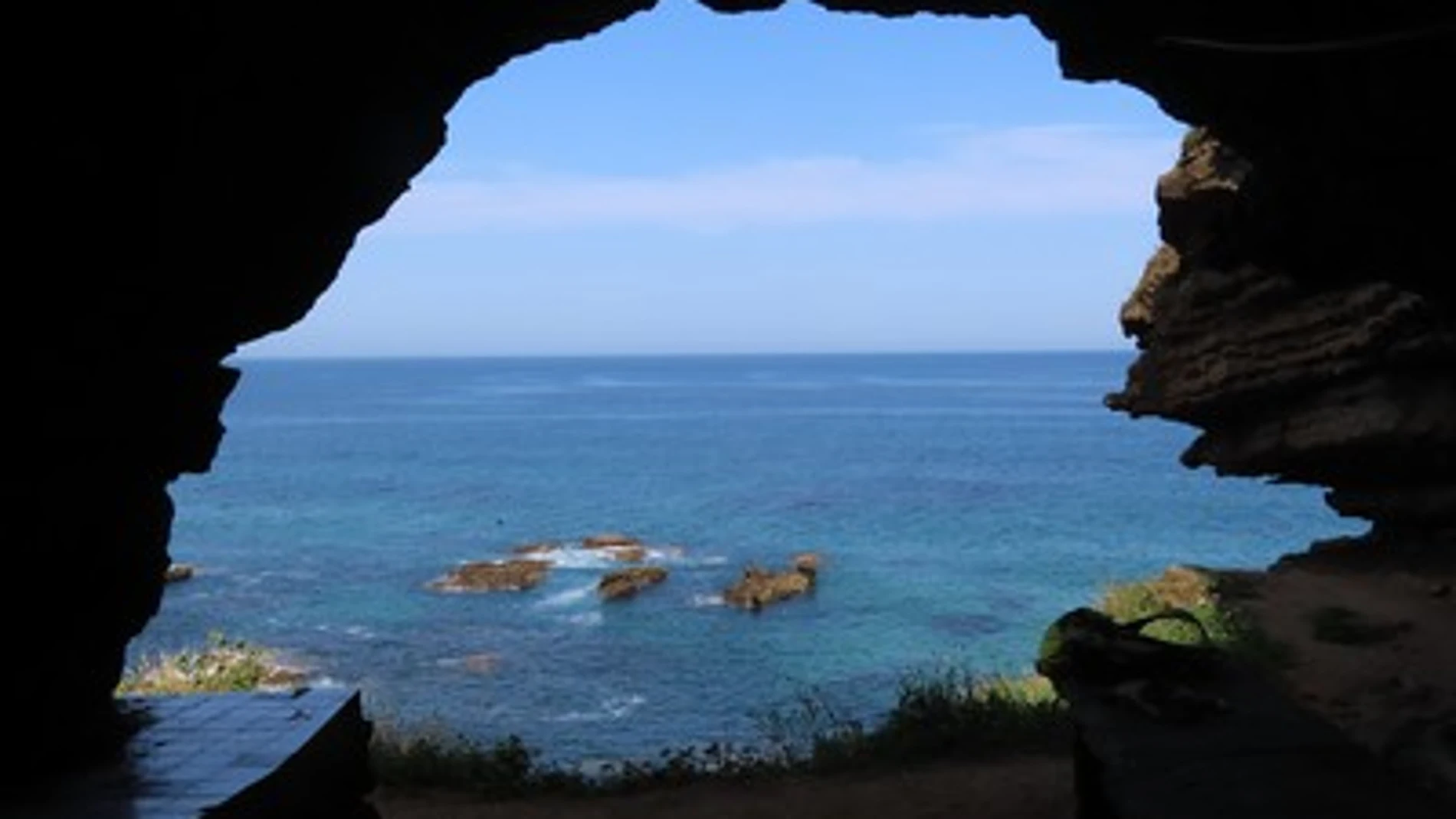 La cueva encajada entre acantilados donde puedes comer y ver el atardecer en Cantabria