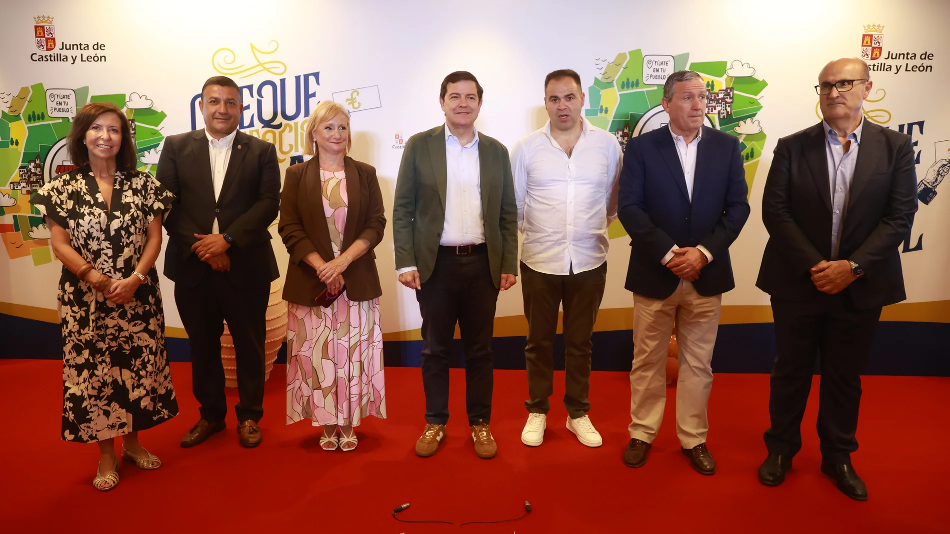 Fernández Mañueco en la presentación de la iniciativa junto a Leticia García, Javier Faúndez y Carlos García, entre otros